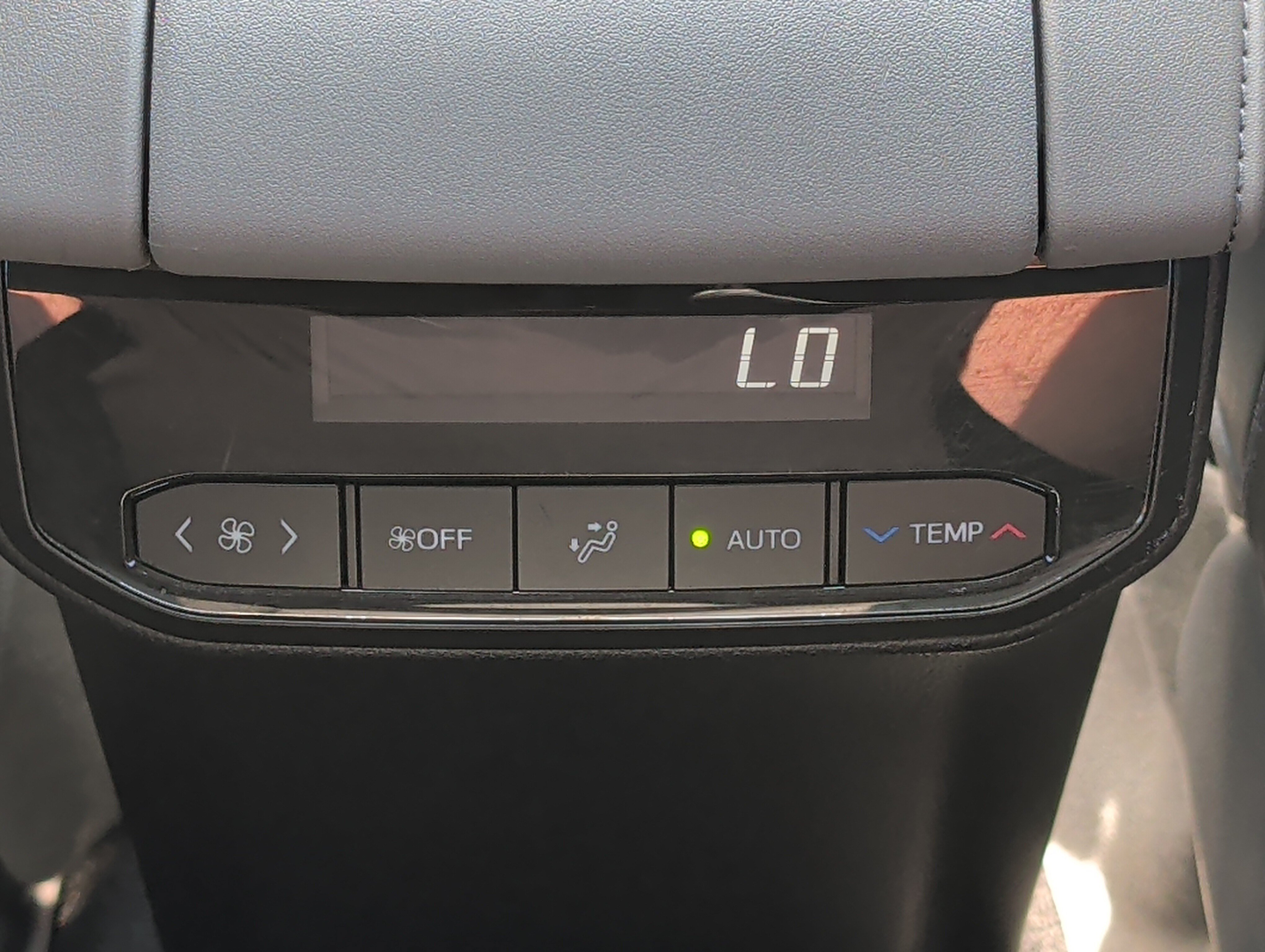 Used 2022 Toyota Highlander XLE AWD/4WD image 32