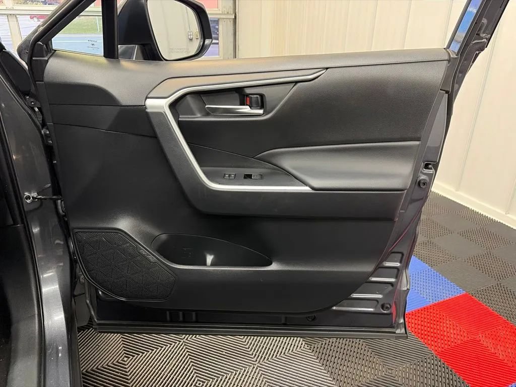 Used 2025 Toyota RAV4 XLE AWD/4WD image 20