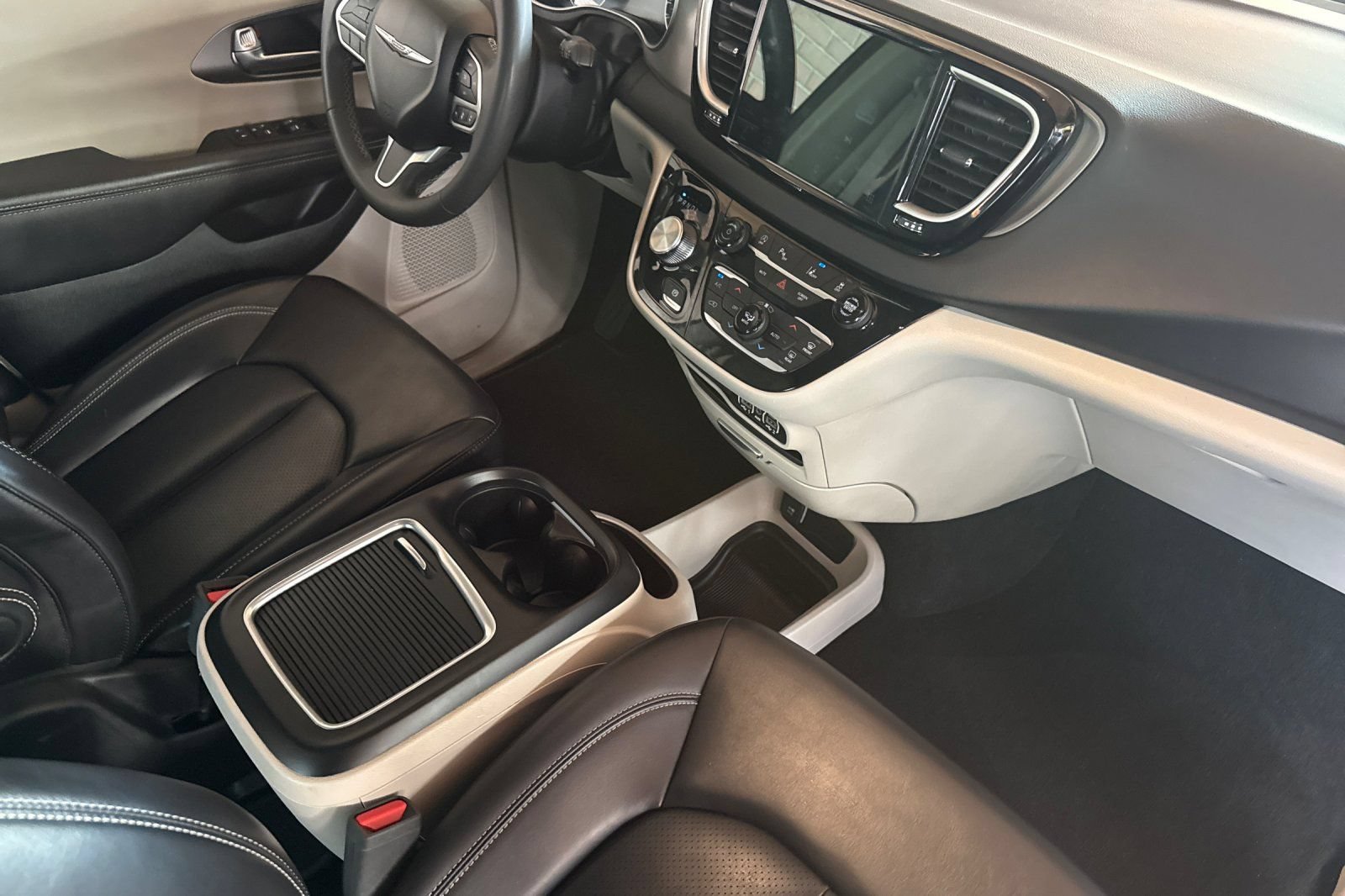 Used 2023 Chrysler Pacifica Touring-L FWD image 21