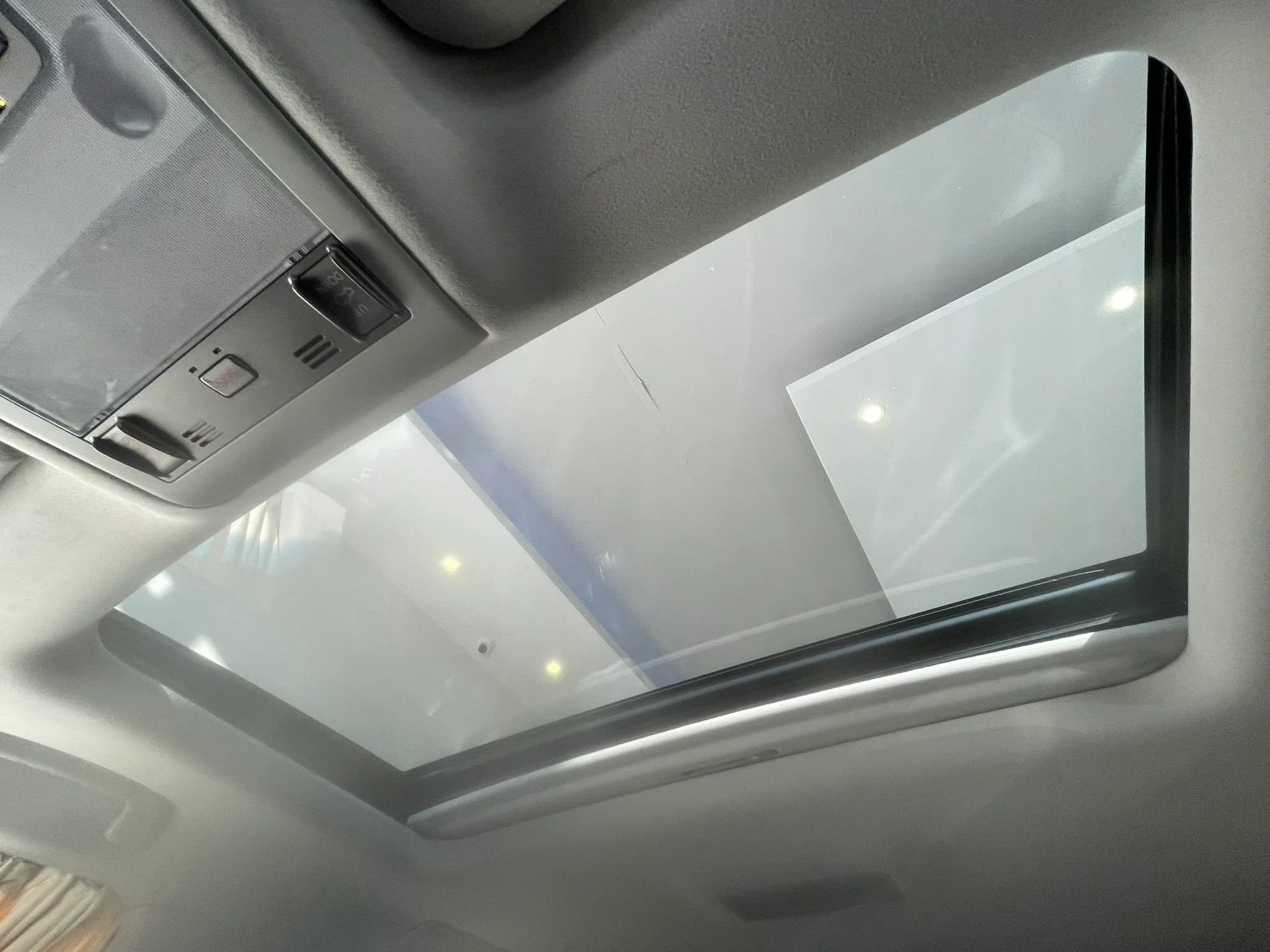 Used 2013 Lexus LX 570 4WD w/ Luxury Pkg image 18