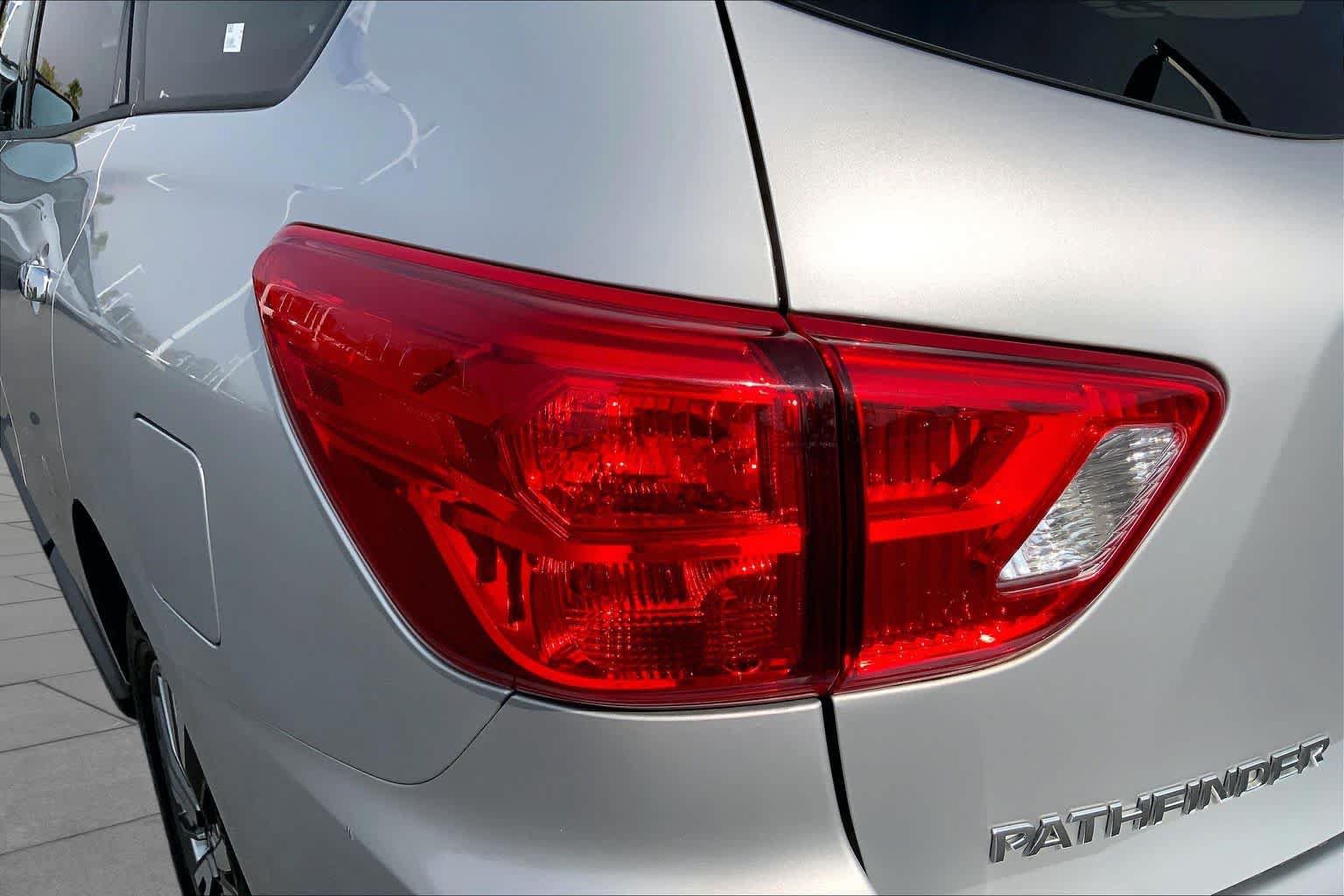 Used 2019 Nissan Pathfinder SV AWD/4WD image 28