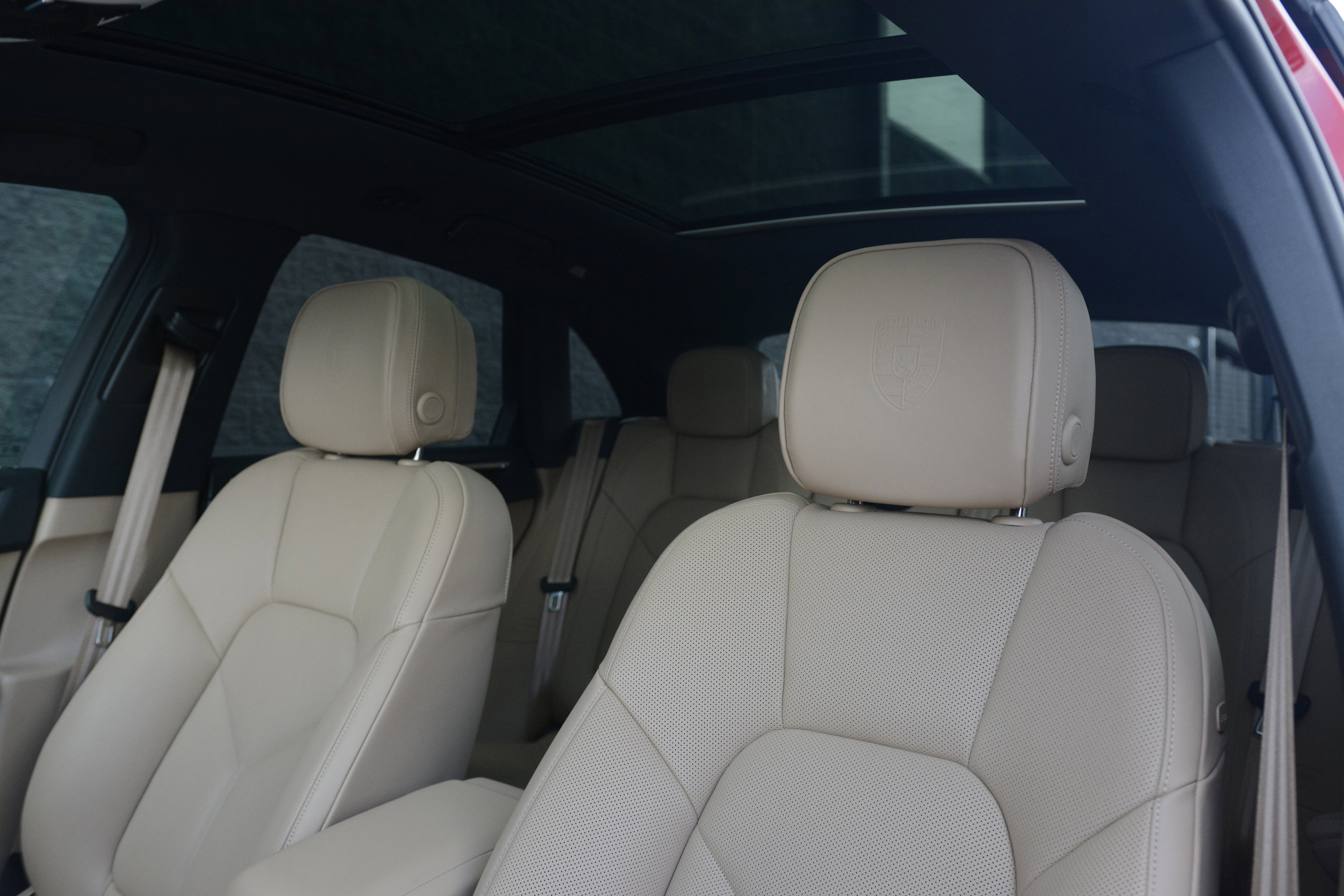 Certified 2025 Porsche Macan image 5