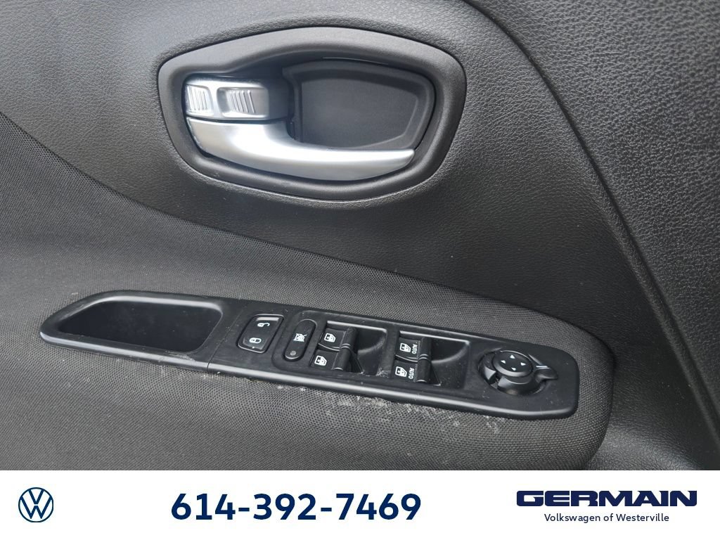 Used 2015 Jeep Renegade Latitude FWD image 24