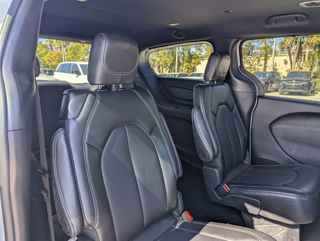 Used 2025 Chrysler Pacifica Select image 14