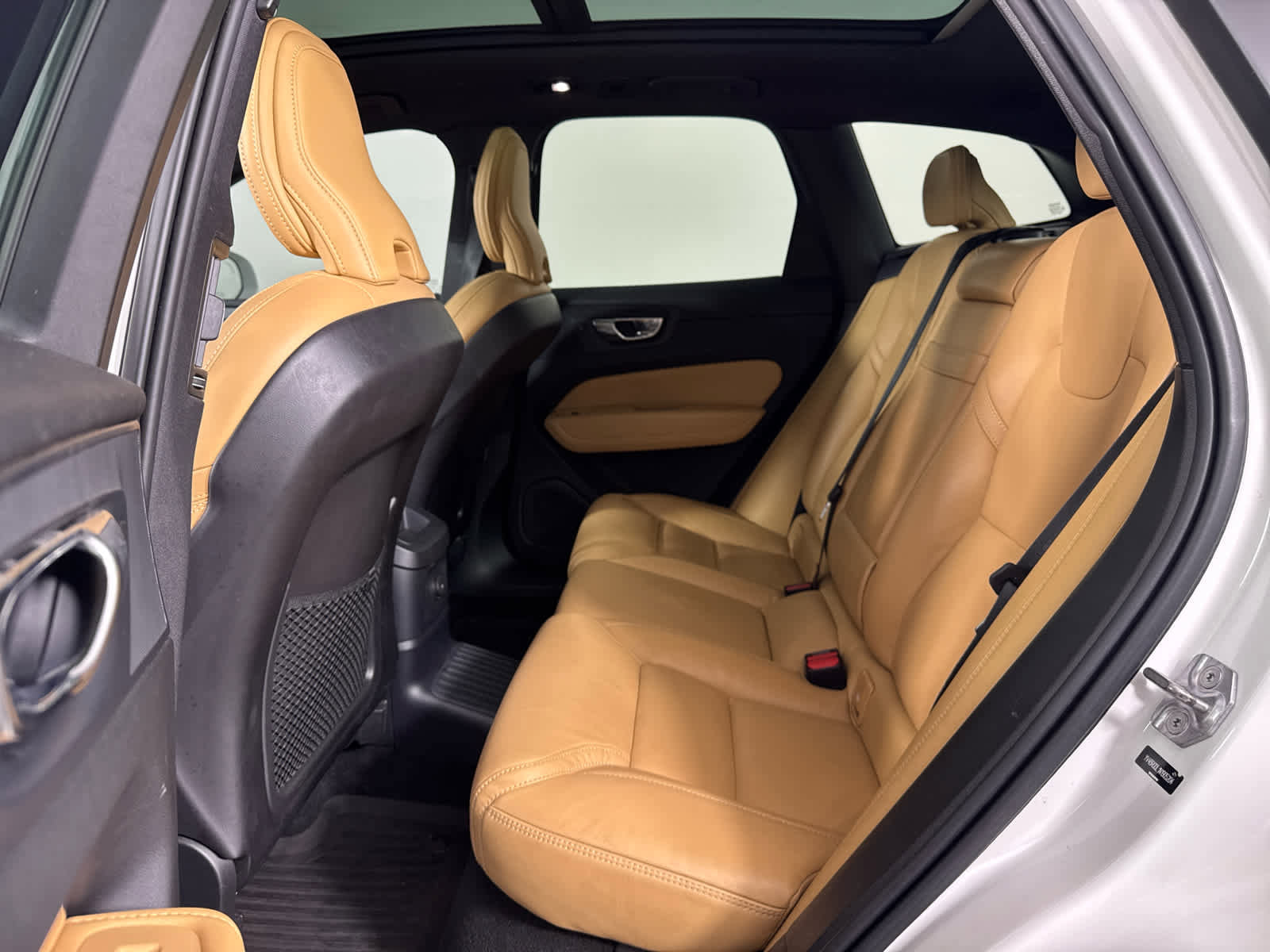 Used 2022 Volvo XC60 T8 Inscription w/ Advanced Package image 11