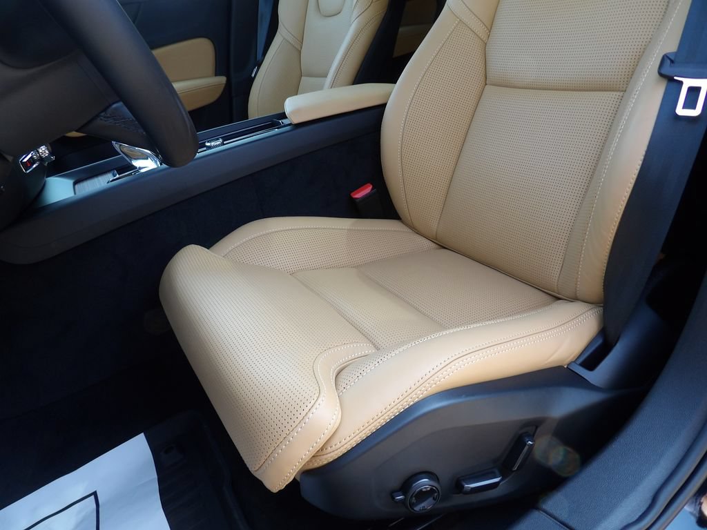 Certified 2026 Volvo V60 B5 Cross Country Ultra AWD/4WD image 13