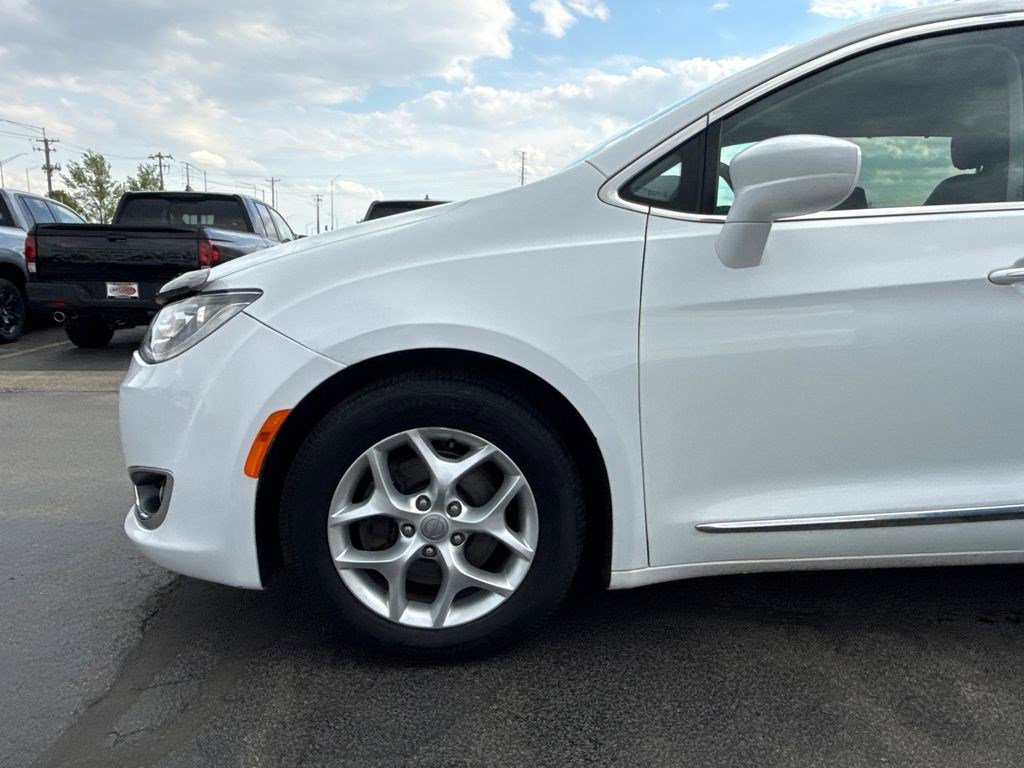 Used 2017 Chrysler Pacifica Touring-L w/ Tire & Wheel Group FWD image 15