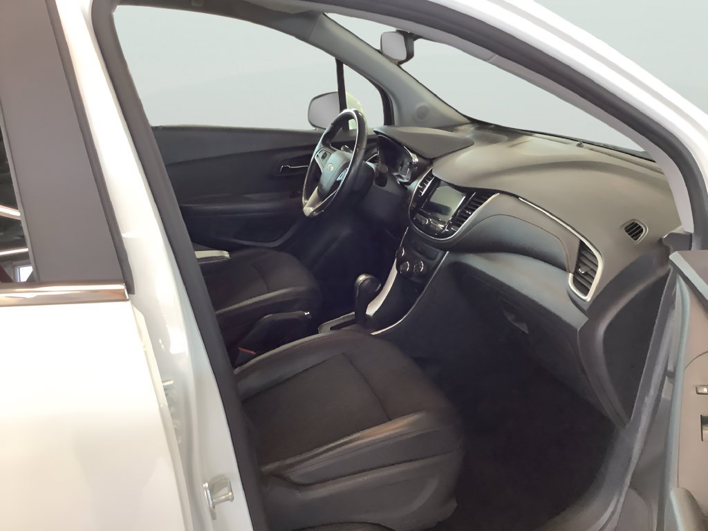 Used 2019 Chevrolet Trax LT w/ LT Convenience Package AWD/4WD image 16