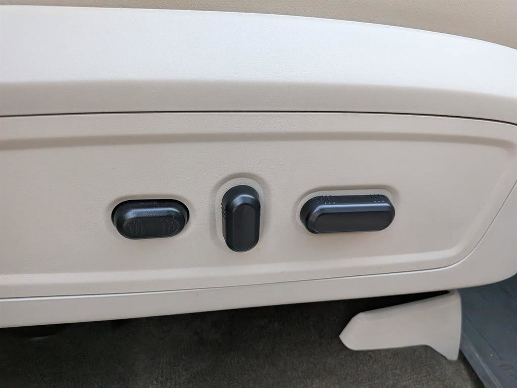 Used 2016 Lincoln Navigator Select image 12