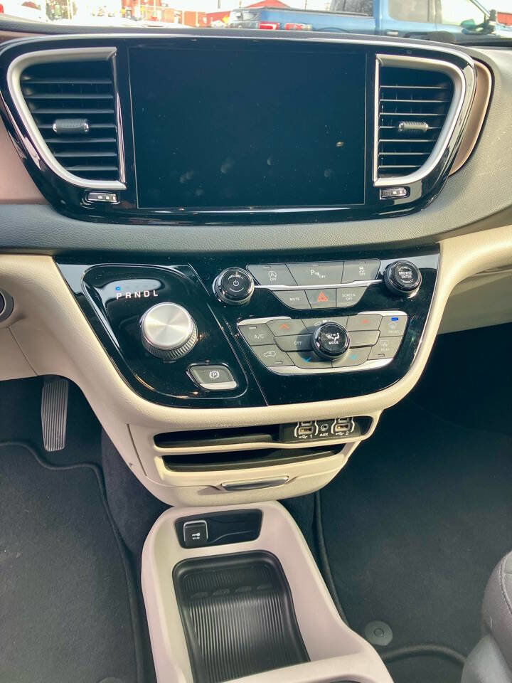 Used 2022 Chrysler Voyager LX image 11