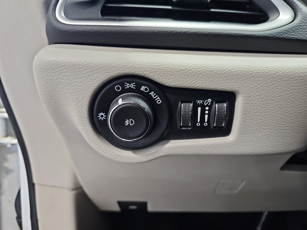 Used 2017 Chrysler Pacifica Touring-L w/ Tire & Wheel Group FWD image 26