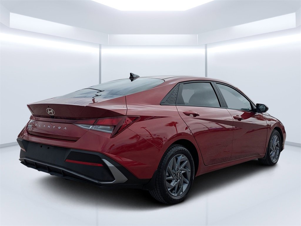 Used 2024 Hyundai Elantra SEL image 4