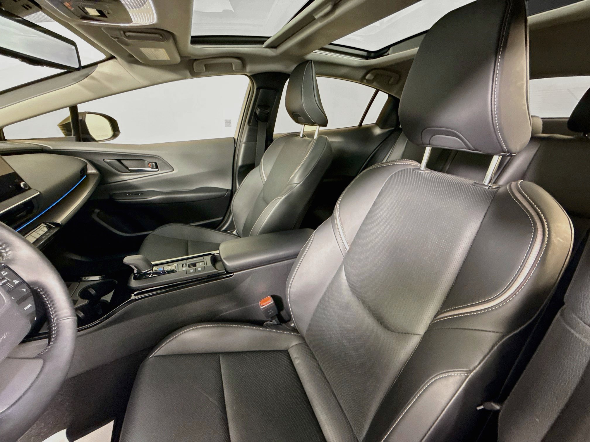 Used 2024 Toyota Prius Limited w/ Limited Premium Package FWD image 11