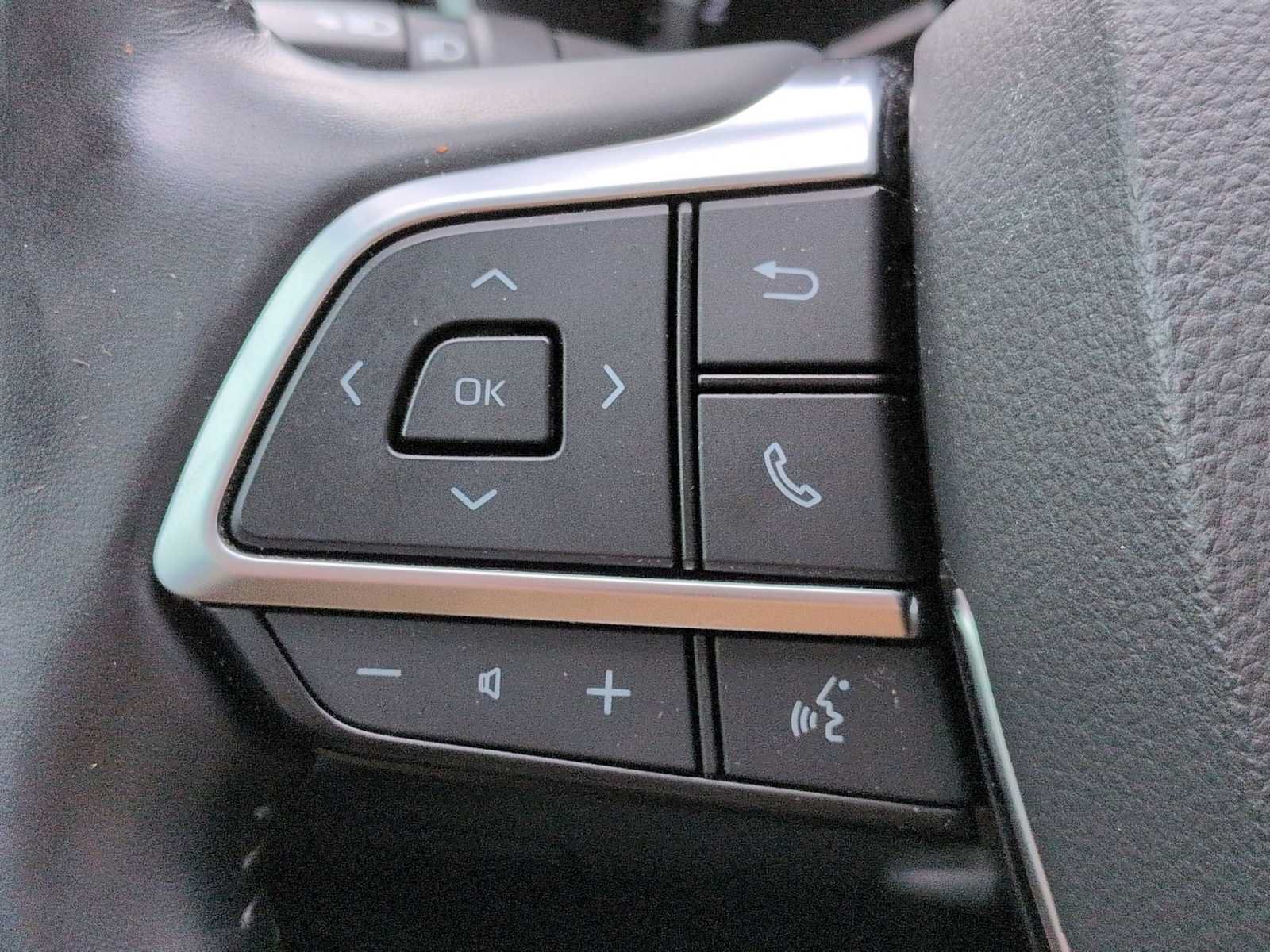 Used 2021 Toyota Highlander XLE FWD image 26
