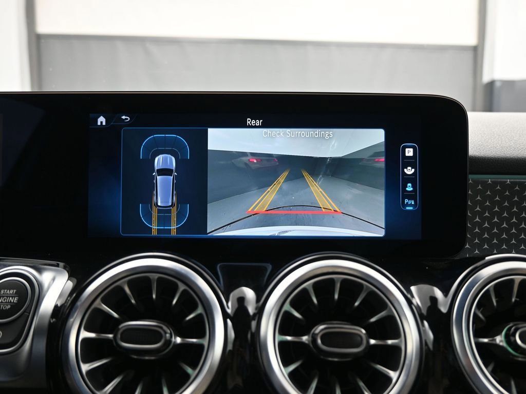 Used 2025 Mercedes-Benz GLB 250 4MATIC image 12