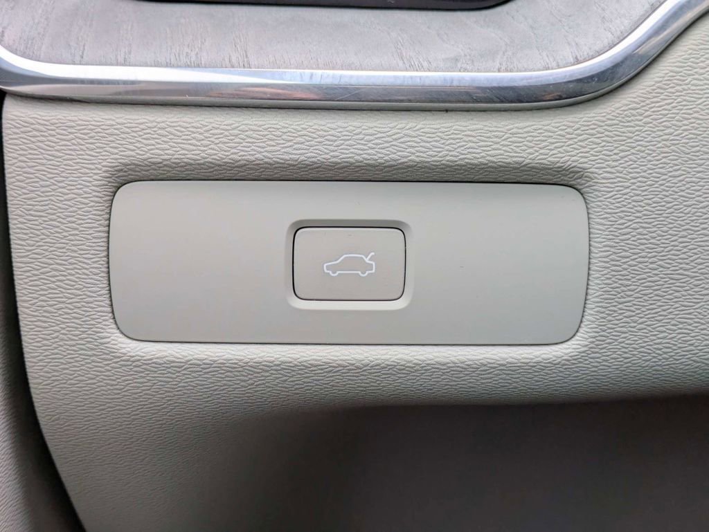 Certified 2024 Volvo XC60 B5 Plus w/ Protection Package Premier AWD/4WD image 33