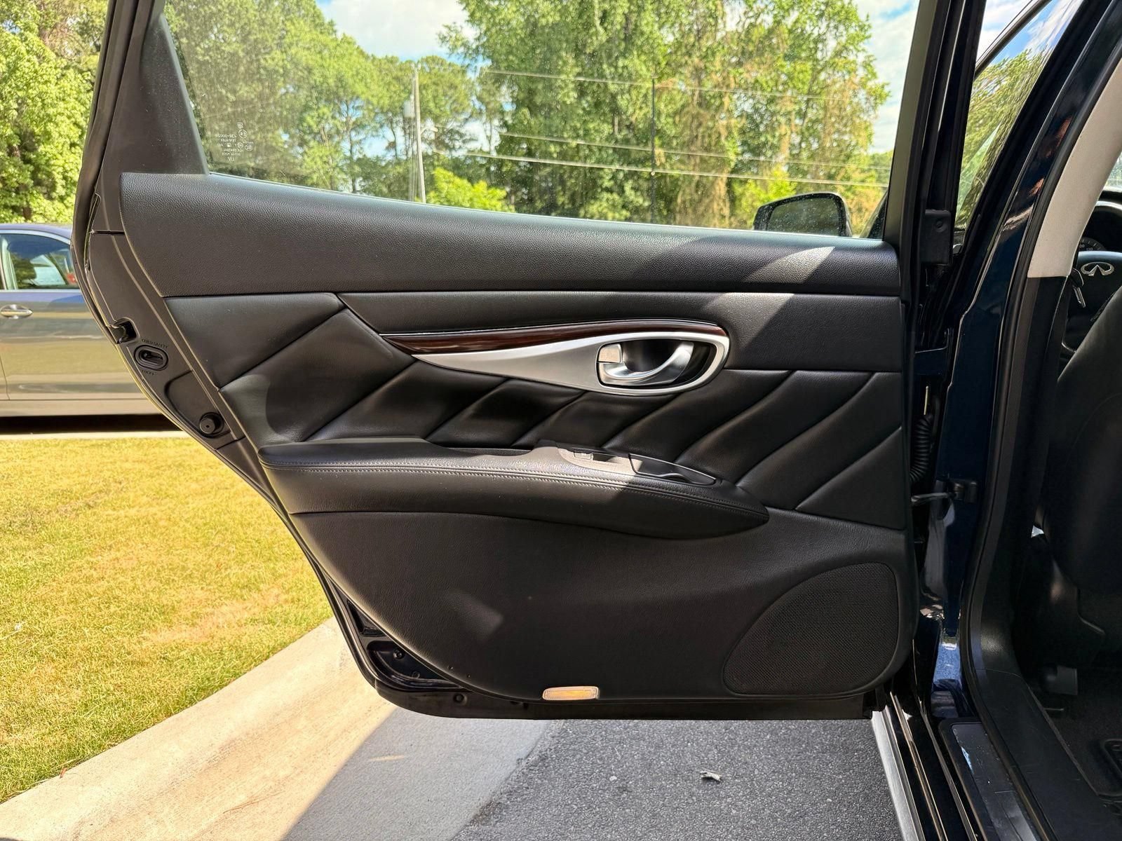 Used 2015 INFINITI Q70 L 3.7 RWD image 24