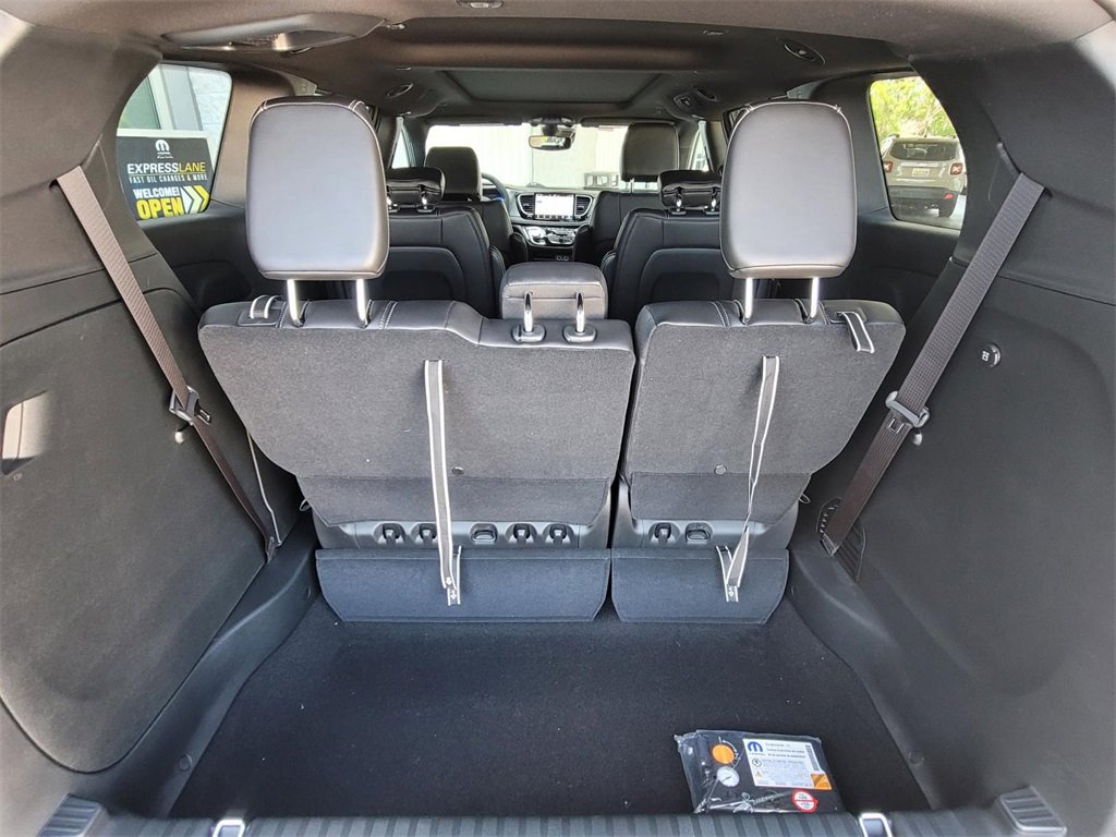New 2025 Chrysler Pacifica Select image 12
