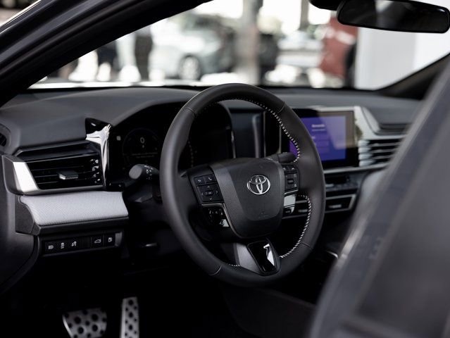 Used 2025 Toyota Camry SE image 11