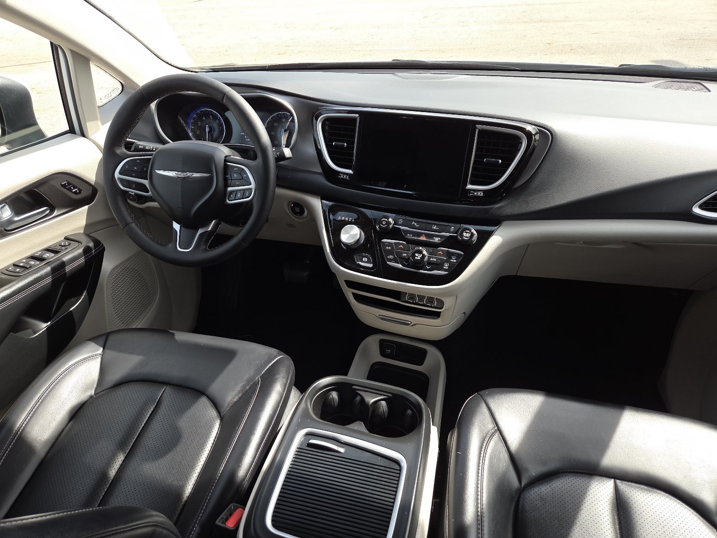 Used 2023 Chrysler Pacifica Touring-L FWD image 23
