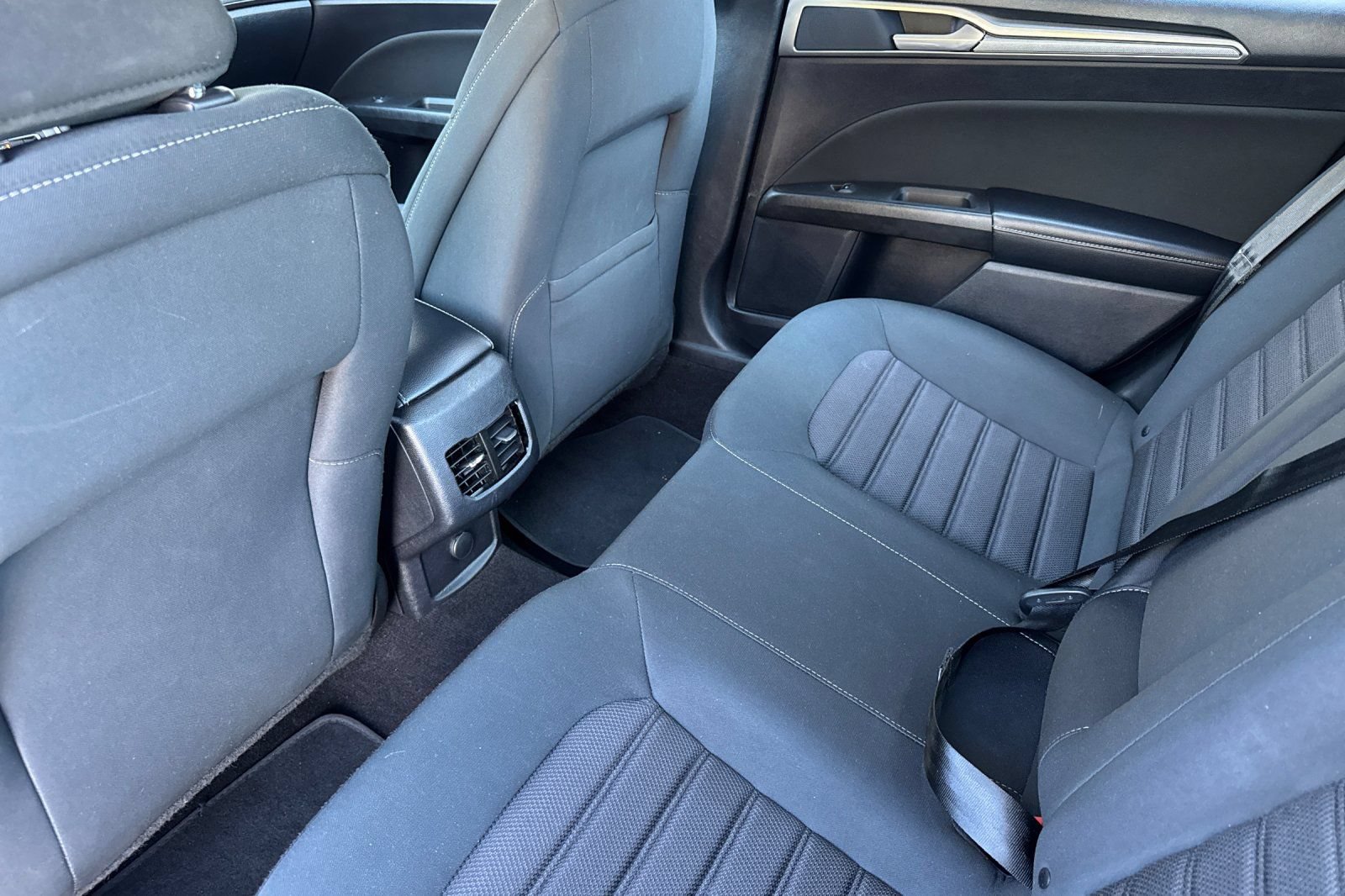 Used 2020 Ford Fusion SE FWD image 15