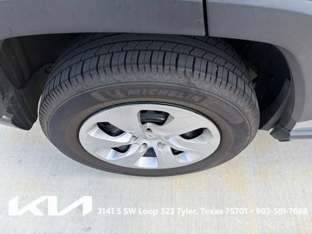 Used 2019 Toyota RAV4 LE FWD image 10