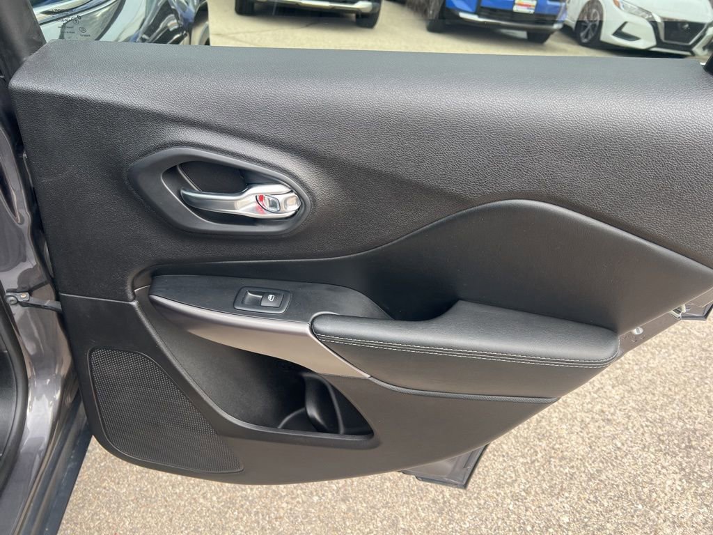 Used 2019 Jeep Cherokee Limited image 18