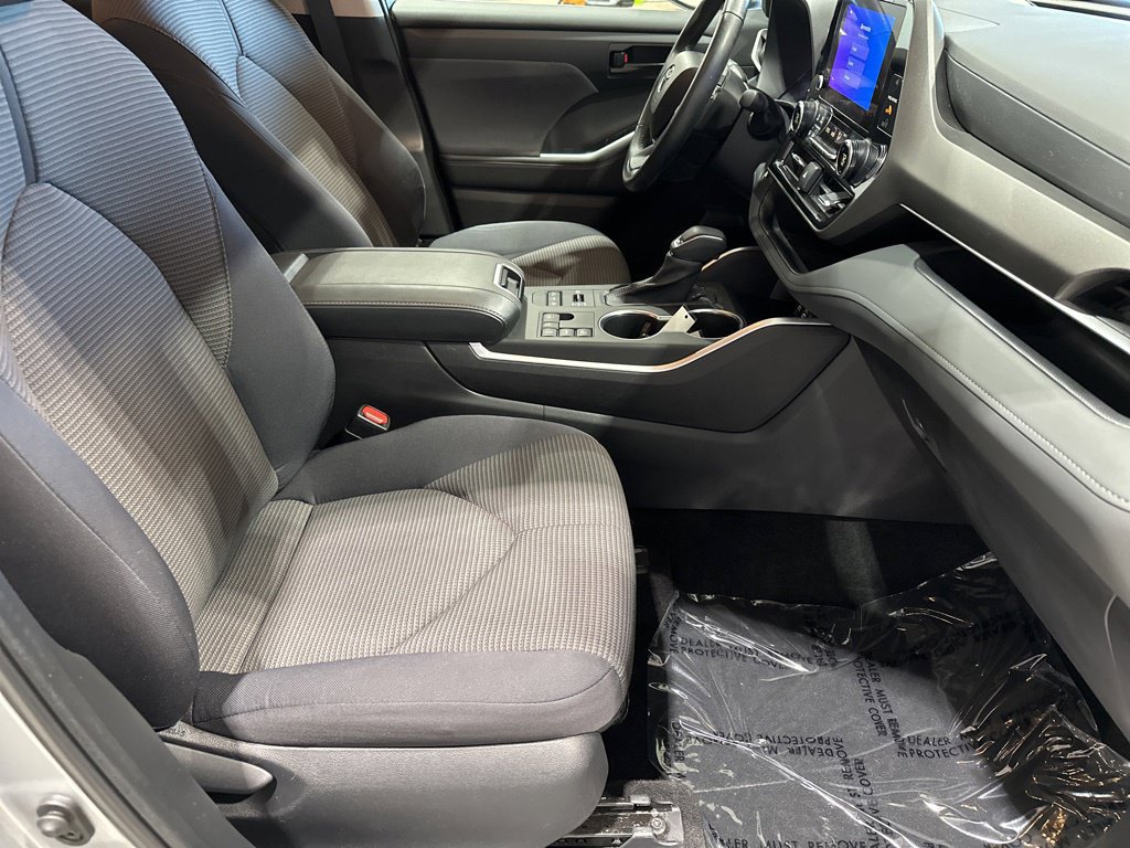 Used 2023 Toyota Highlander LE AWD/4WD image 17