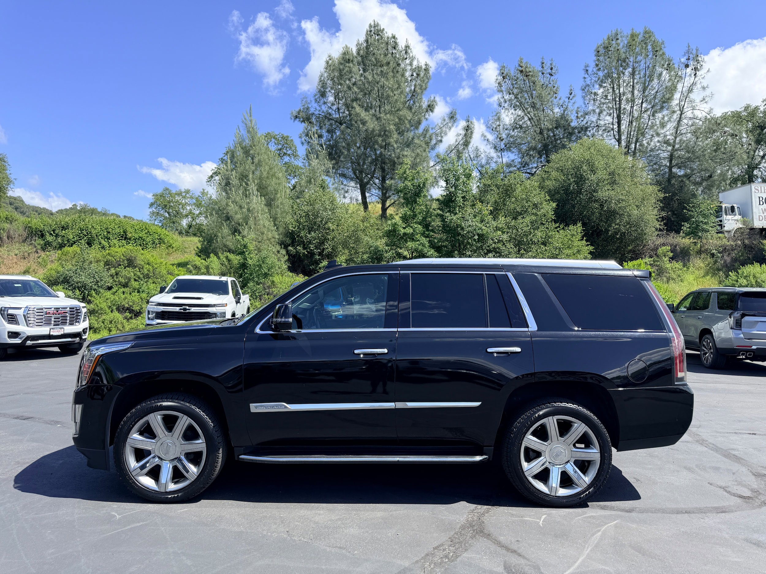 Used 2019 Cadillac Escalade Luxury AWD/4WD image 1