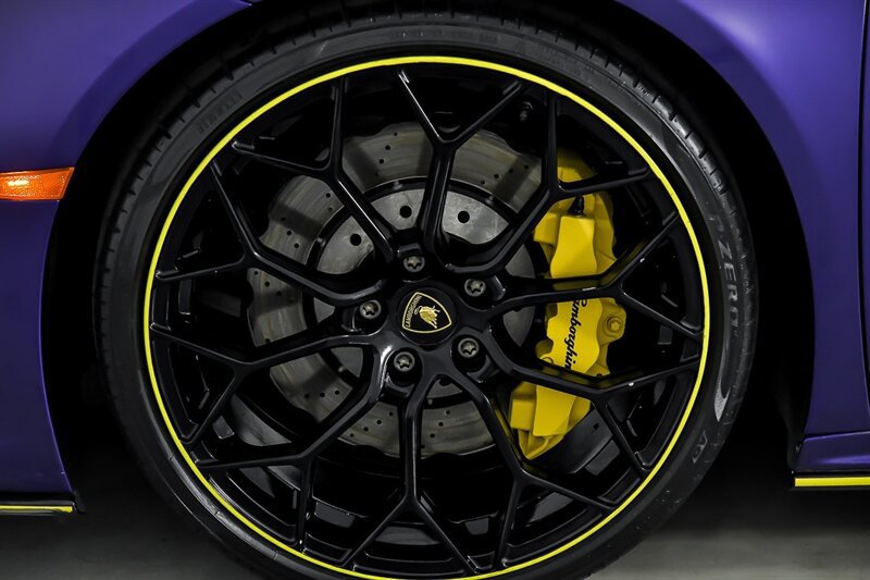 Used 2021 Lamborghini Huracan EVO RWD image 18