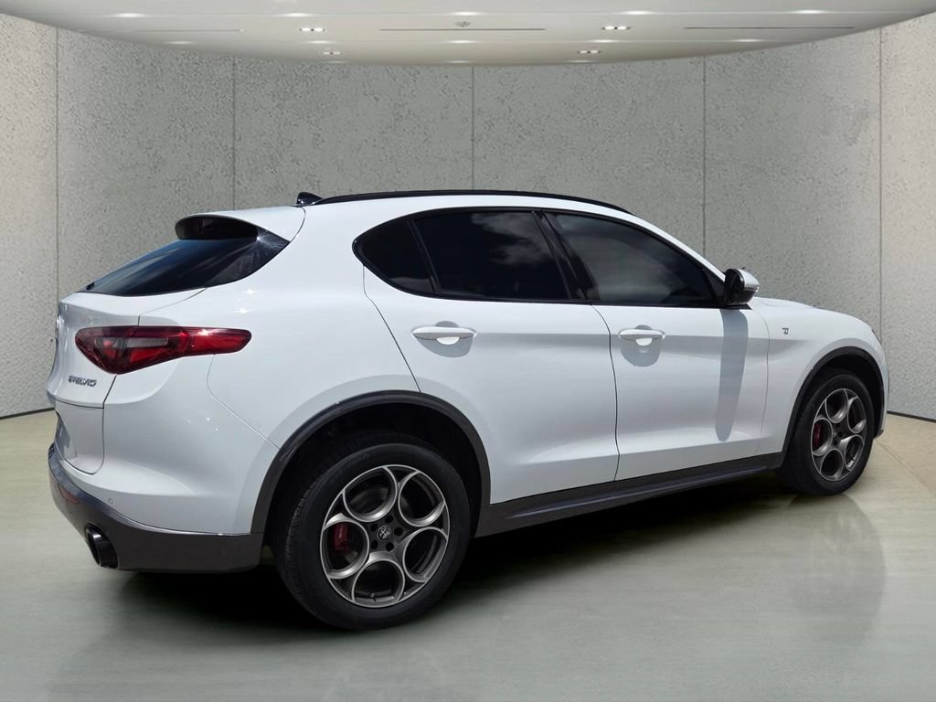 Used 2022 Alfa Romeo Stelvio Ti AWD/4WD image 3