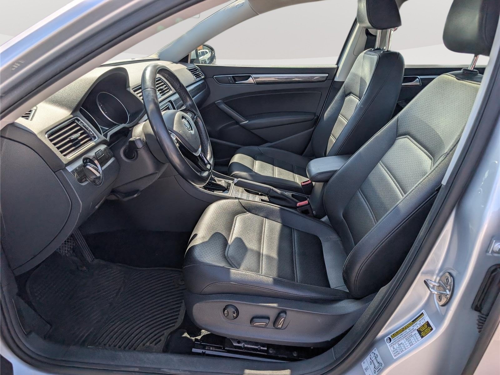Used 2018 Volkswagen Passat 2.0T SE FWD image 16