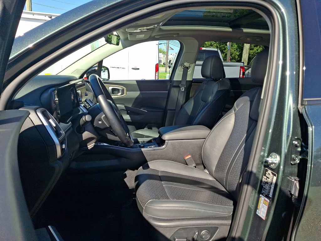 Certified 2022 Kia Sorento S w/ Panoramic Sunroof Package AWD/4WD image 17