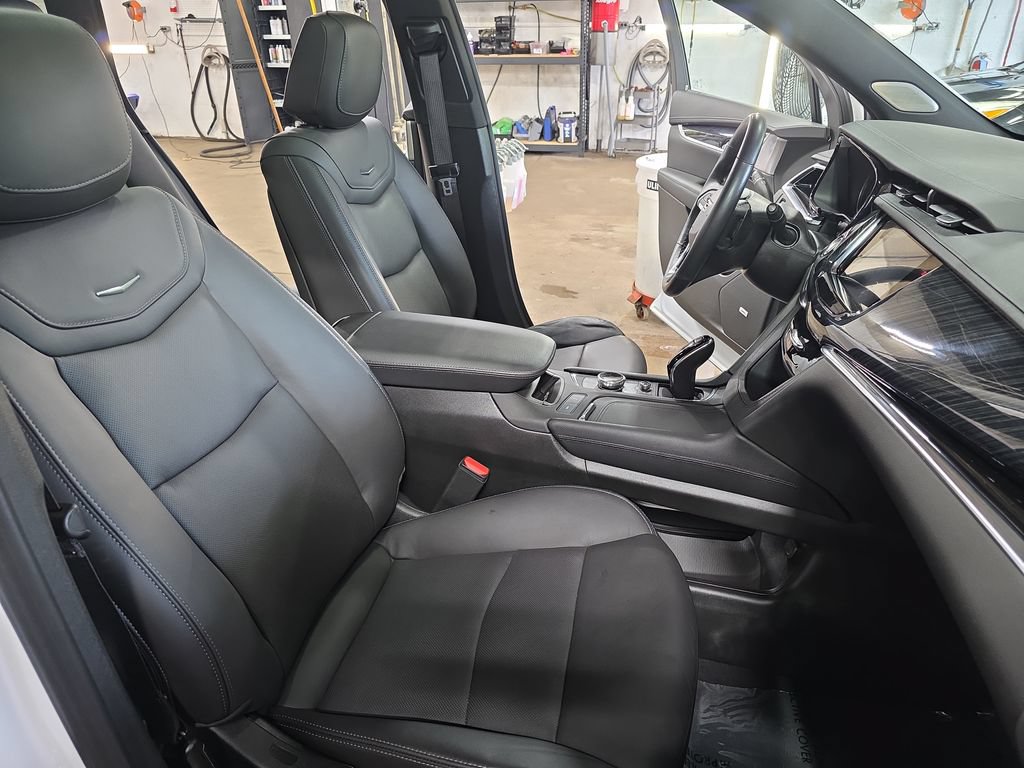 Used 2023 Cadillac XT6 Premium Luxury w/ LPO, Floor Liner Package AWD/4WD image 10
