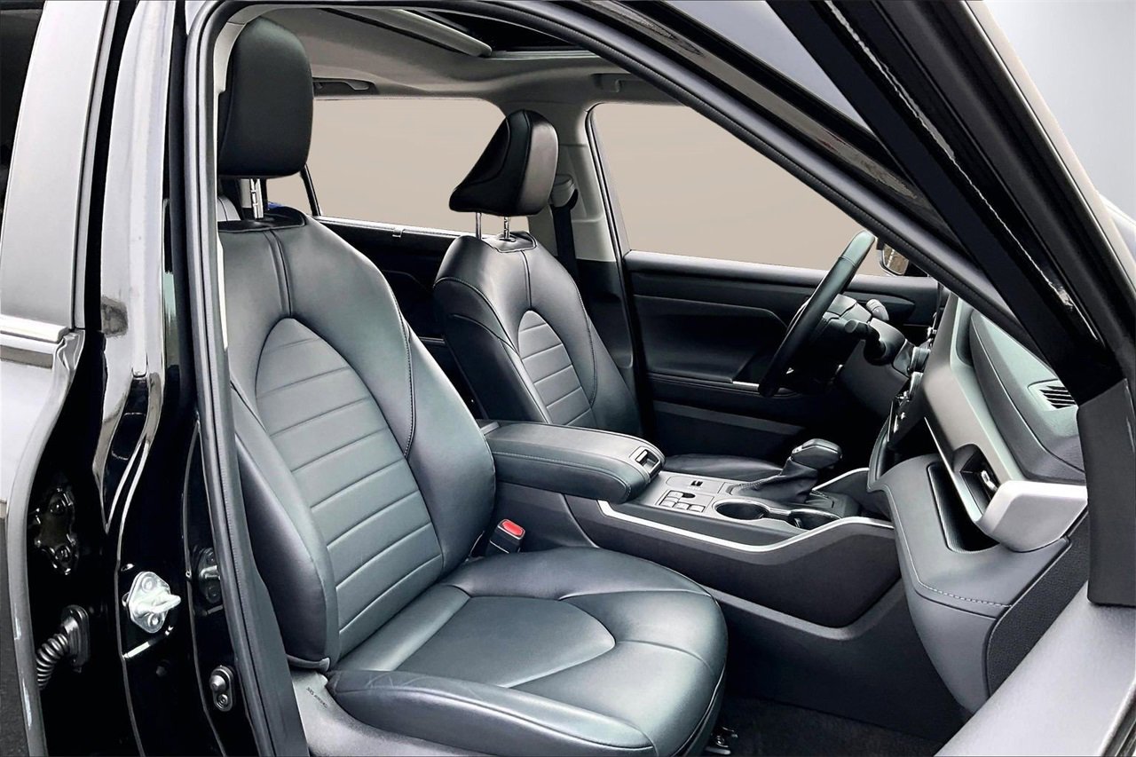 Used 2023 Toyota Highlander L image 22