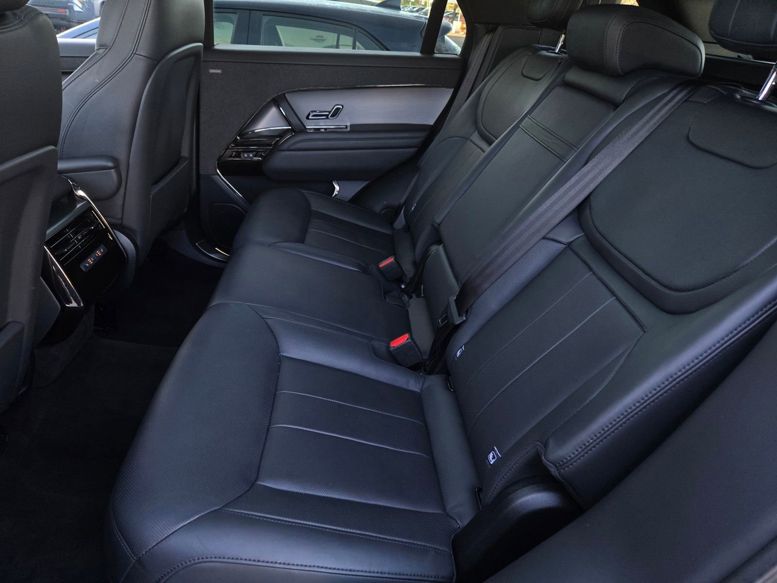 Used 2025 Land Rover Range Rover Sport SE image 12