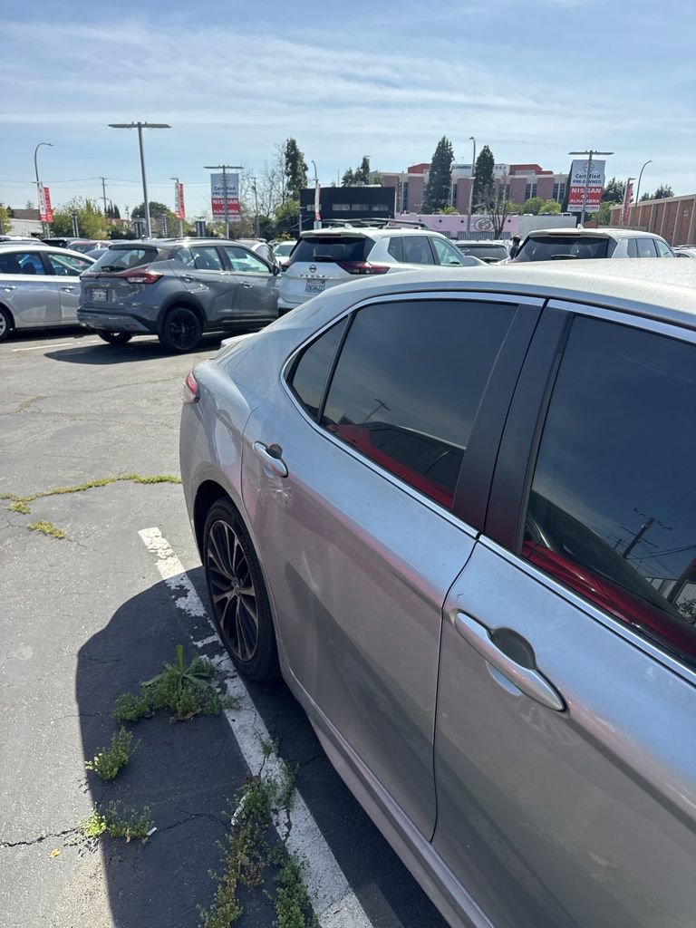 Used 2020 Toyota Camry SE image 5