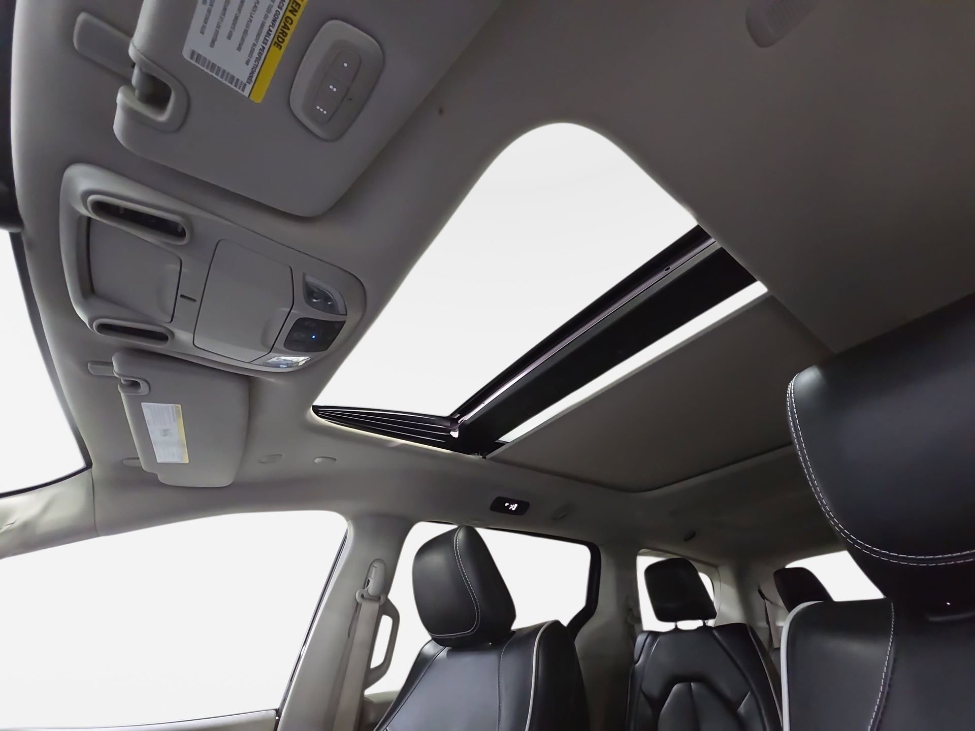 Used 2023 Chrysler Pacifica Limited image 28