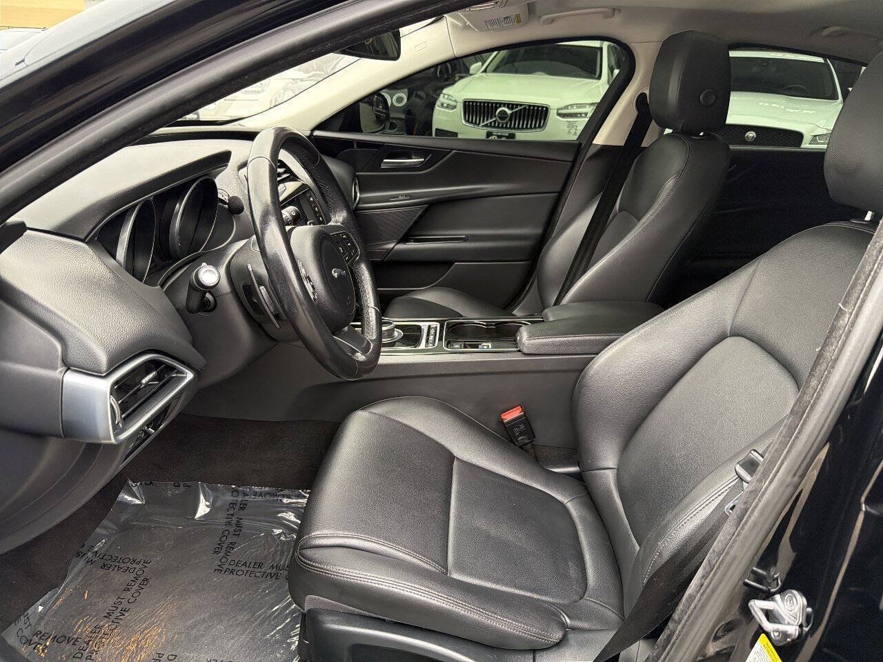 Used 2017 Jaguar XE RWD image 33