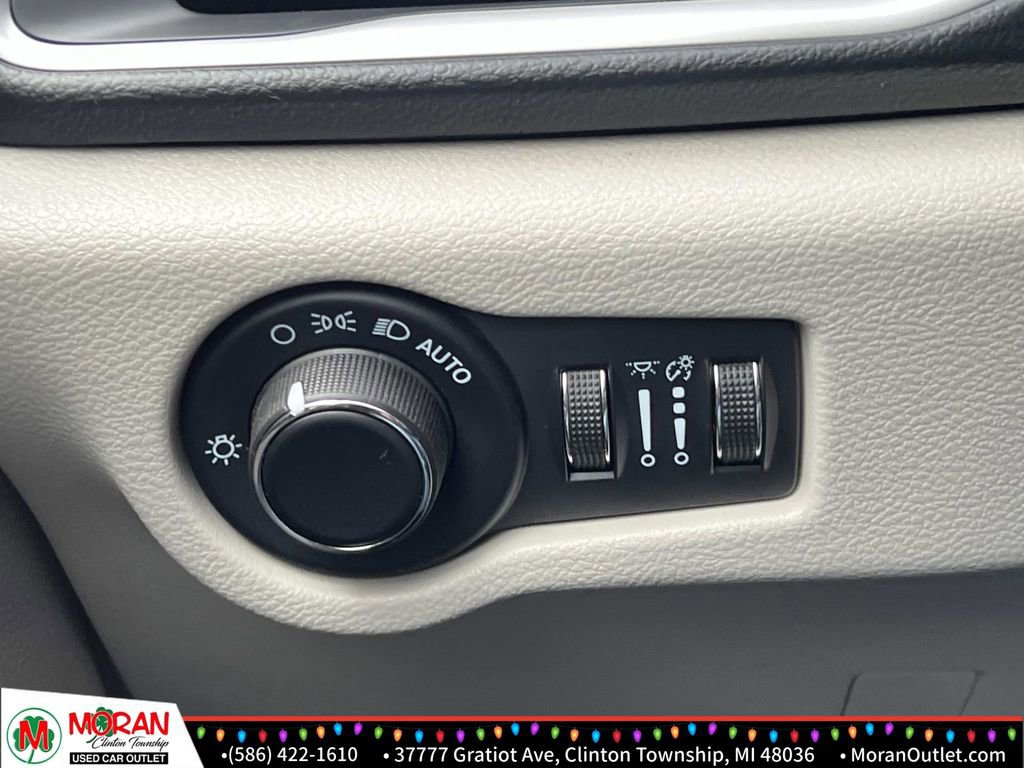 Used 2021 Chrysler Voyager LX image 24