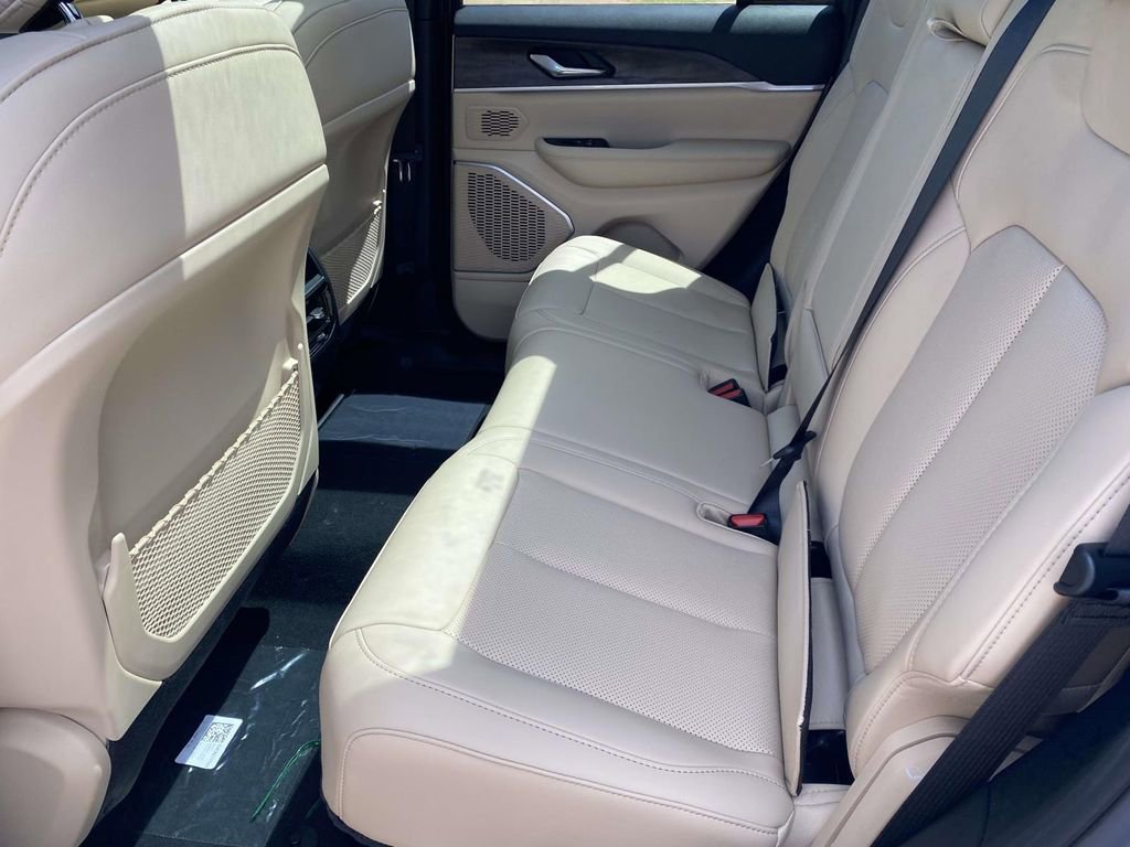 New 2026 Jeep Grand Cherokee Limited w/ Luxury Tech Group II RWD image 10