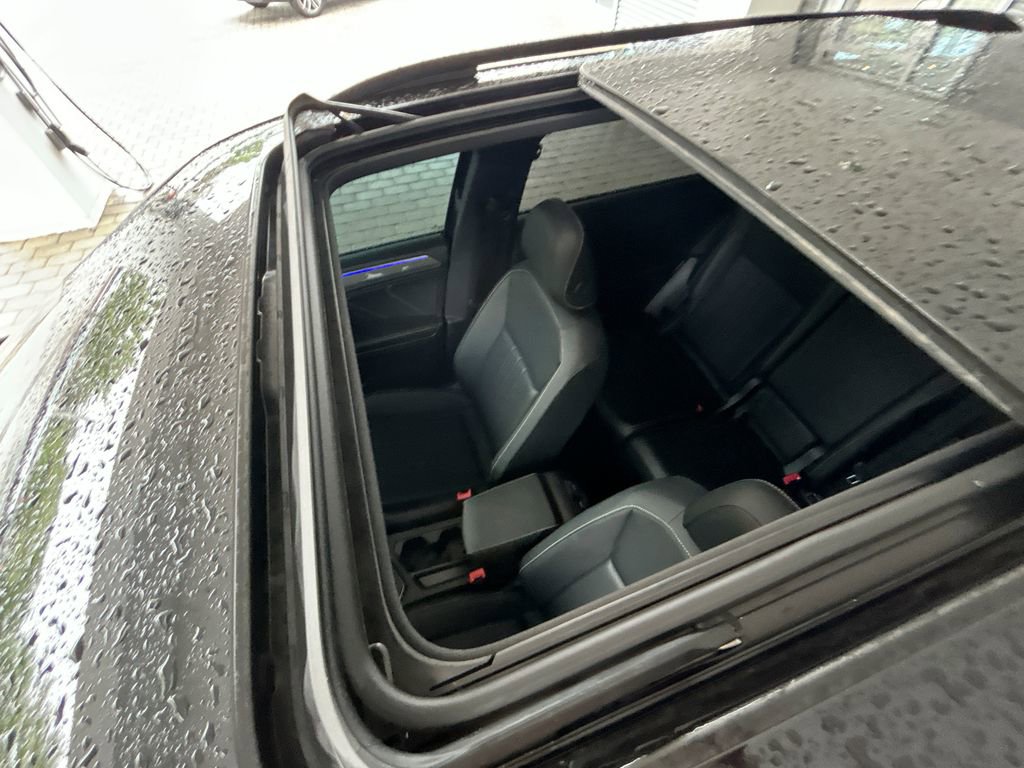 Certified 2024 Volkswagen Tiguan SE R-Line image 40
