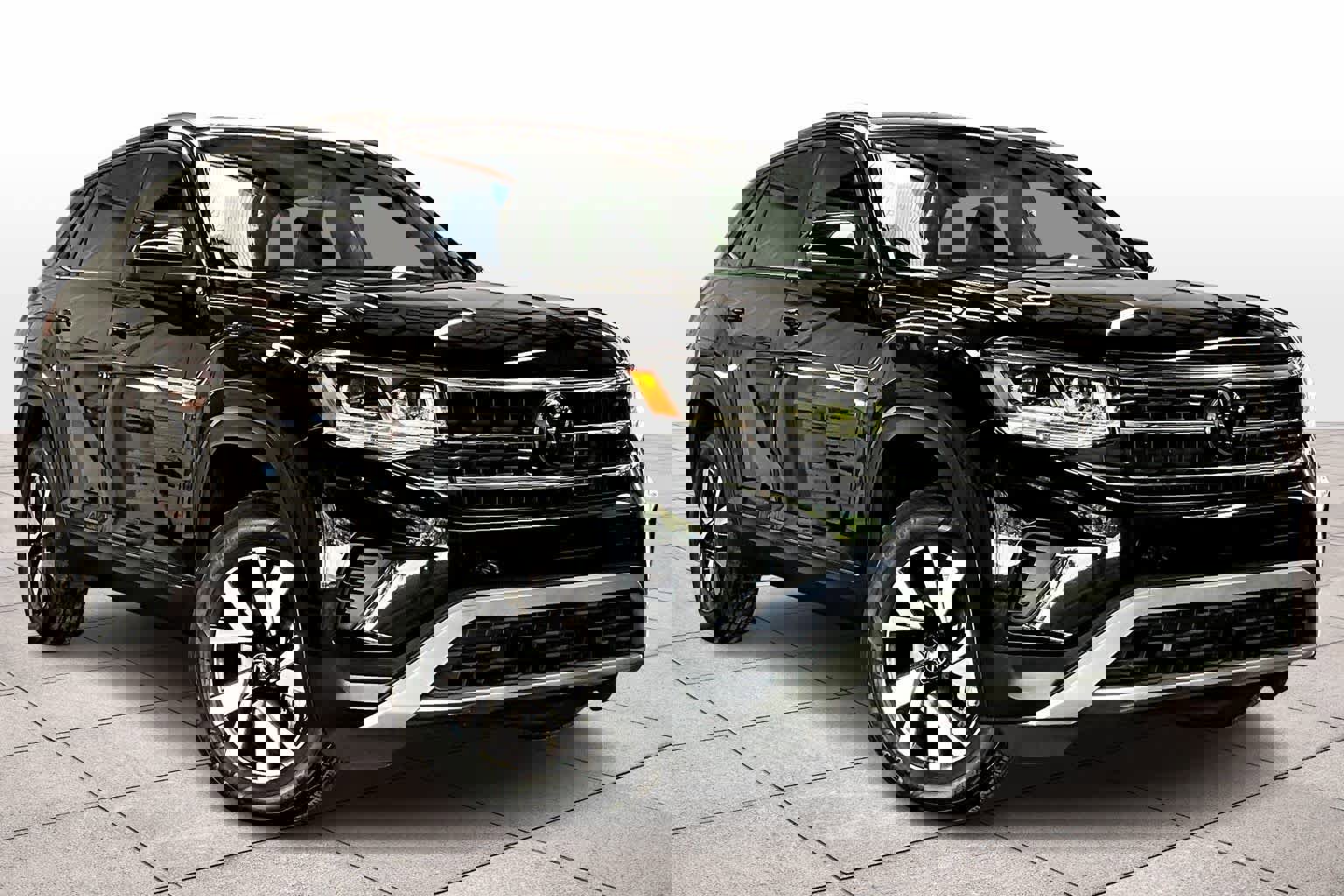 Used 2023 Volkswagen Atlas Cross Sport SE image 2