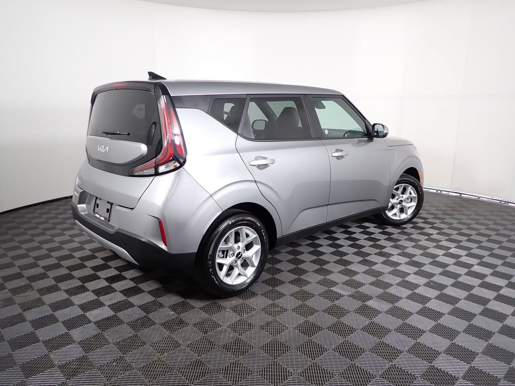 Used 2025 Kia Soul LX w/ LX Technology Package FWD image 19