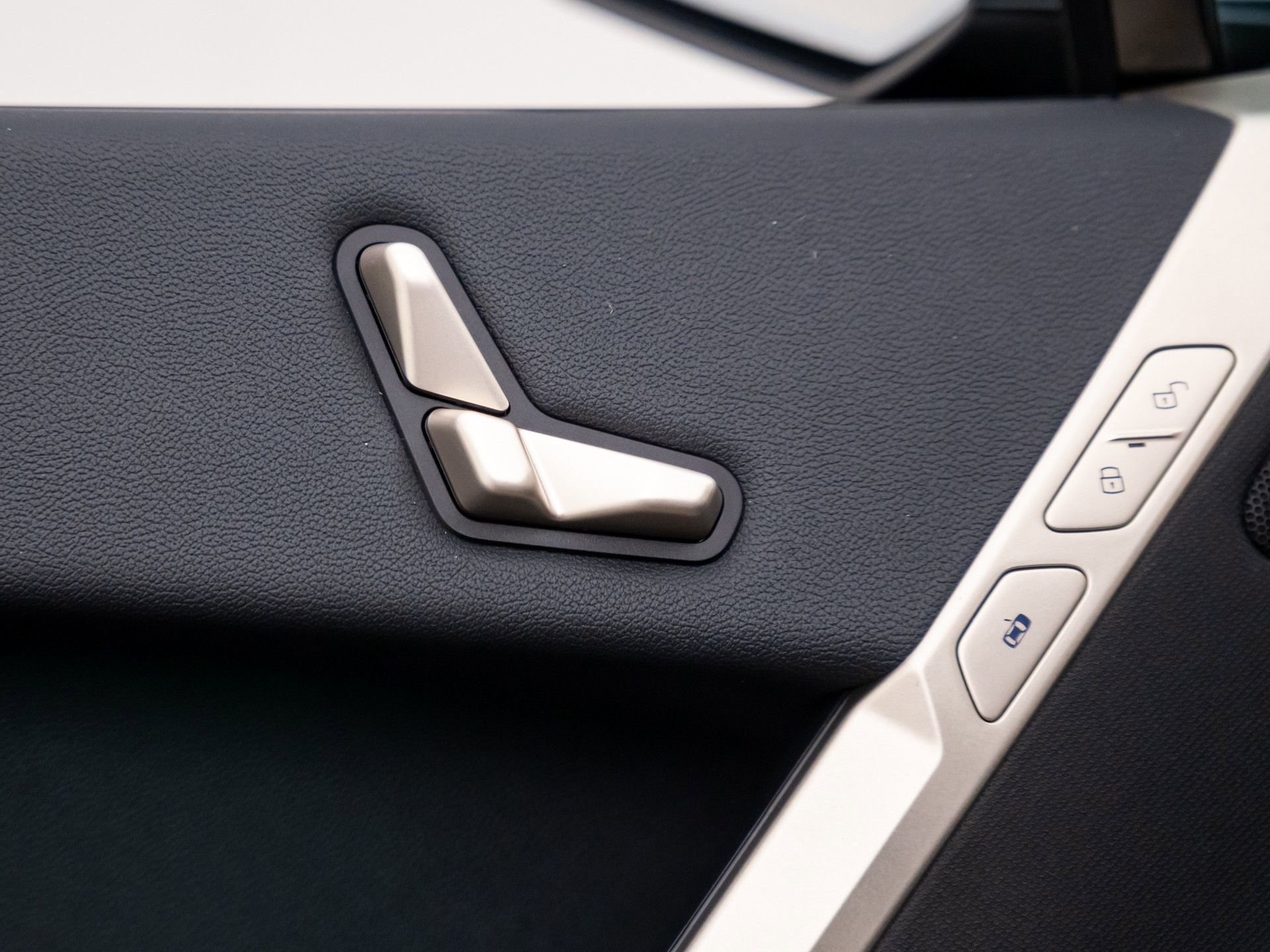 Used 2024 BMW iX xDrive50 w/ Convenience Package image 15