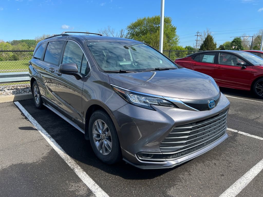 Used 2022 Toyota Sienna LE AWD/4WD image 2