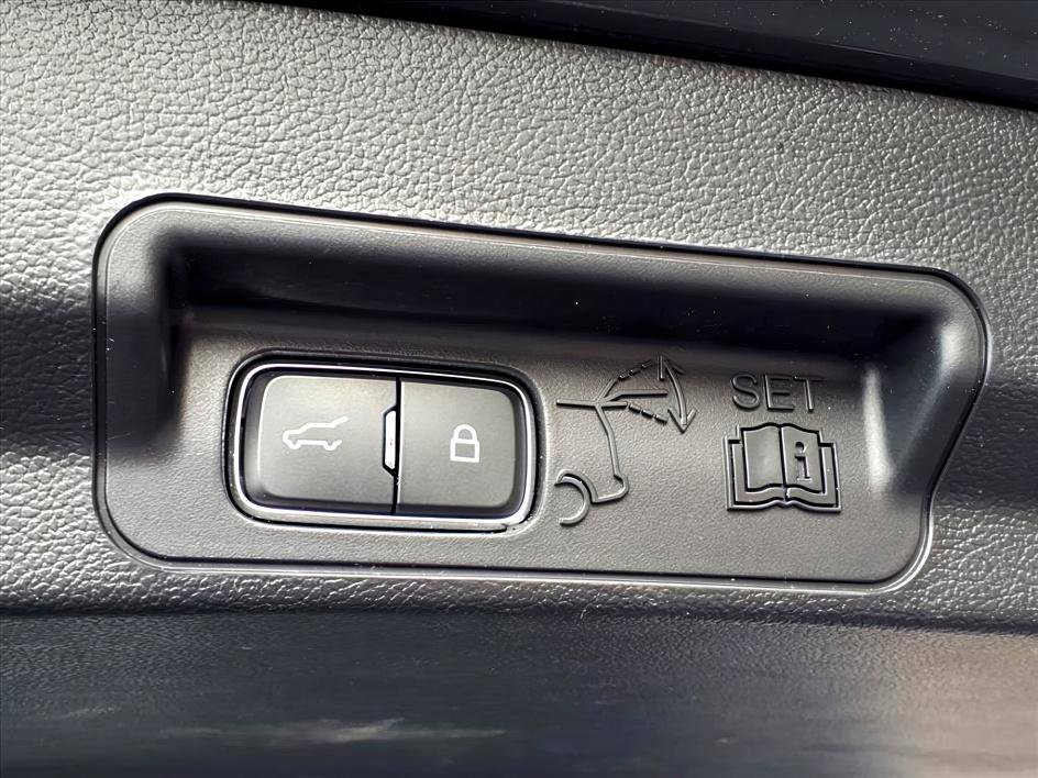 Used 2022 Ford Explorer XLT w/ Equipment Group 202A image 10