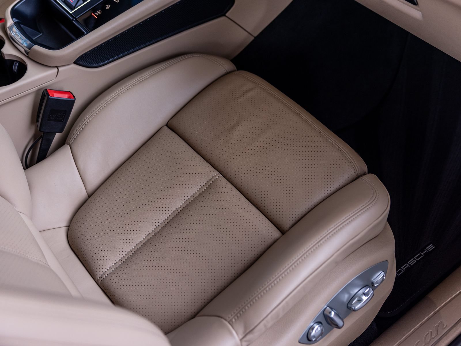 Certified 2024 Porsche Macan AWD/4WD image 34
