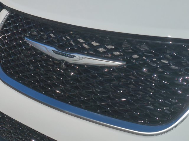 New 2026 Chrysler Pacifica Pinnacle w/ Trailer Tow Group FWD image 24