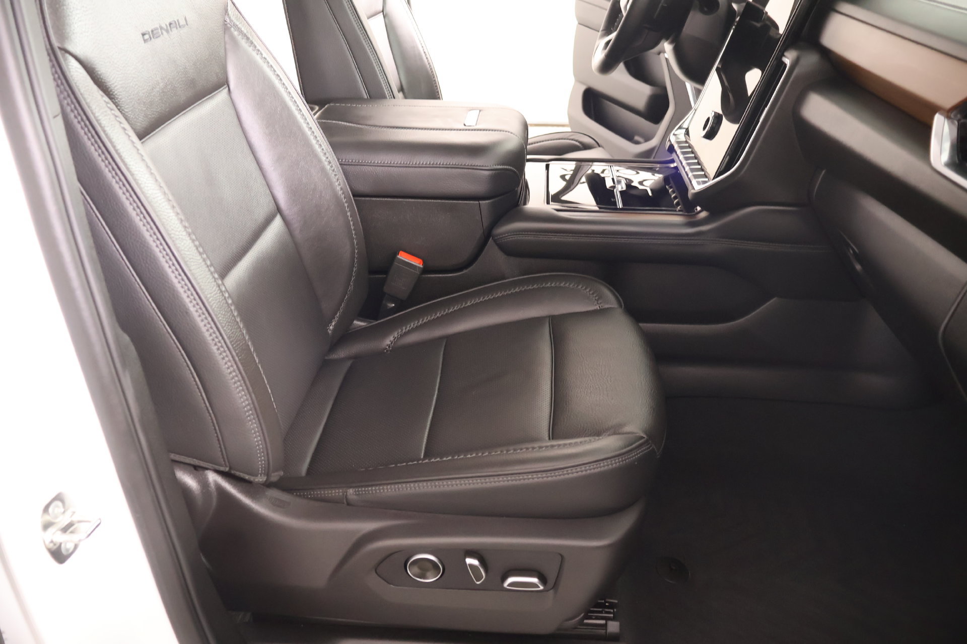 Used 2026 GMC Yukon Denali w/ Sun & Power Step Package AWD/4WD image 14